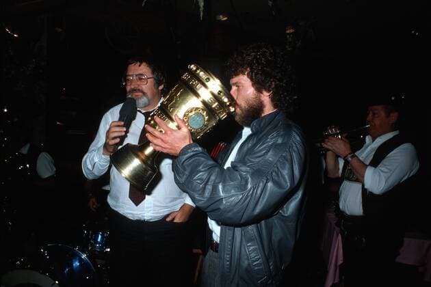 Fußball, DFB-Pokalfinale 1981 1982, FC Bayern München - 1. FC Nürnberg FC Bayern München feiert den DFB Pokal Sieg 1982 im Restaurant Käfer - Präsident Willi O. Hoffmann und Paul Breitner mit der Trophäe