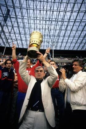Hamburger SV, DFB Pokal Sieger 1987 - Trainer Ernst Happel präsentiert die Trophäe