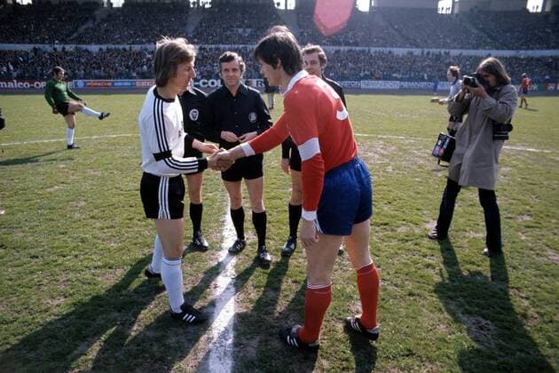 Jürgen Grabowski (Eintracht Frankfurt) und Peter Nogly (Hamburger SV)