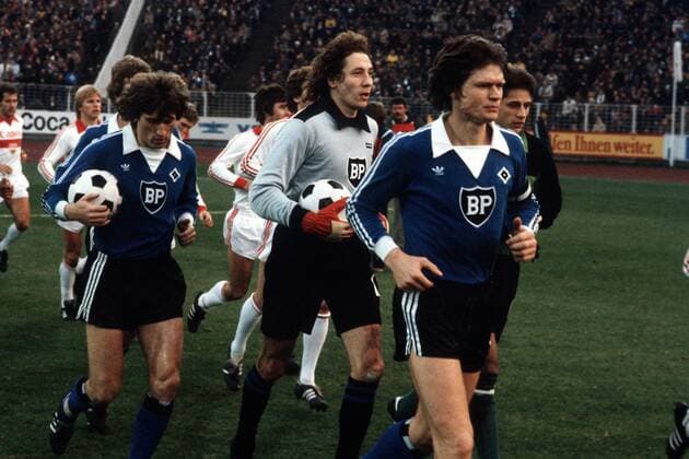 Einmarsch zum Spiel Hamburger SV gegen VfB Stuttgart, vorn v.re.: Peter Nogly, Torwart Rudi Kargus, Manfred Kaltz (alle HSV)