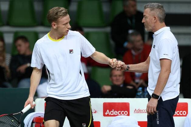 Tennis, Davis Cup, Russland - Schweden KAZAN, RUSSIA. MARCH 6, 2016. Sweden s tennis player Daniel Windahl (L) and coach Fredrik Rosengren during an interval in Rubber 5 of the Davis Cup Group I Europe Africa Zone 1st Round tie against Russia at Kazan Tennis Academy. Windahl lost 6-2, 6-2. Sweden lost the tie 5-0. Yegor Aleyev TASS  TS018B43