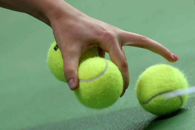 Tennis, Davis Cup, Russland - Schweden KAZAN, RUSSIA. MARCH 6, 2016. A player is holding tennis balls in a Day 3 rubber of the Davis Cup Group I Europe Africa Zone 1st Round tie between Sweden and Russia at Kazan Tennis Academy. Arvidsson lost 6-4, 6-0. Sweden lost the tie 5-0. Yegor Aleyev TASS  TS018B2A