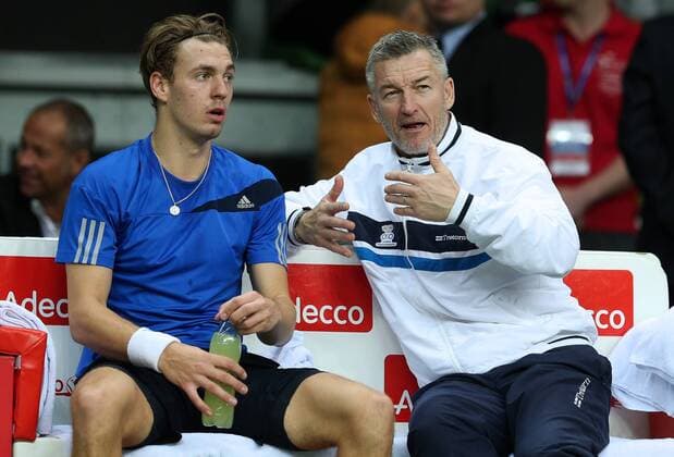 Tennis, Davis Cup, Russland - Schweden KAZAN, RUSSIA. MARCH 6, 2016. Sweden s tennis player Isak Arvidsson (L) and coach Fredrik Rosengren during an interval in Rubber 4 of the Davis Cup Group I Europe Africa Zone 1st Round tie against Russia at Kazan Tennis Academy. Arvidsson lost 6-4, 6-0. Sweden lost the tie 5-0. Yegor Aleyev TASS  TS018B16