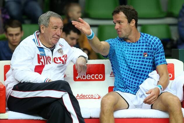 Tennis, Davis Cup, Russland - Schweden KAZAN, RUSSIA. MARCH 6, 2016. The president of the Russian Tennis Federation, Shamil Tarpishchev (L) and Russian tennis player Teimuraz (Teymuraz) Gabashvili during an interval in Rubber 4 of the Davis Cup Group I Europe Africa Zone 1st Round tie against Sweden at Kazan Tennis Academy. Gabashvili won 6-4, 6-0. Russia won the tie 5-0. Yegor Aleyev TASS  TS018B0B