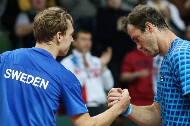 Tennis, Davis Cup, Russland - Schweden KAZAN, RUSSIA. MARCH 6, 2016. Swedish tennis player Isak Arvidsson (L) and Russian tennis player Teimuraz (Teymuraz) Gabashvili shake hands in Rubber 4 of the Davis Cup Group I Europe Africa Zone 1st Round tie between Russia and Sweden at Kazan Tennis Academy. Gabashvili won 6-4, 6-0. Russia won the tie 5-0. Yegor Aleyev TASS  TS018B0D