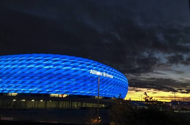 Stadion, Fussballstadion, Aussenansicht, Architektur, aussen Allianz Arena Wetter, abends, Beleuchtung Dunkelheit Lichter hellblau Licht blauer Himmel Sonnenuntergang TSV 1860 MUENCHEN Fussball 2. Bundesliga, am 21.02.2016, 22.Spieltag, Saison 2015 2016, 2.Liga