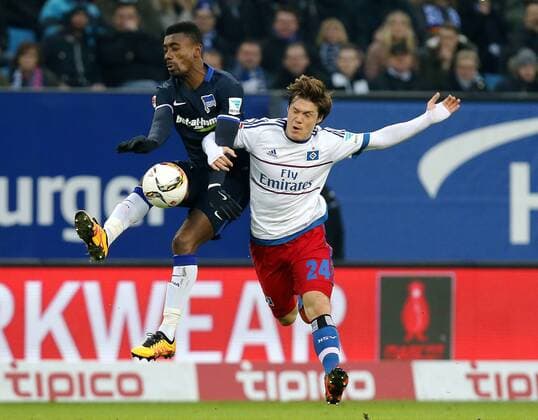 1. Fussball Bundesliga Saison 2015-2016 25. Spieltag 1. Fussball Bundesliga Saison 2015-2016 25. Spieltag Hamburger SV - Hertha BSC im Volksparkstadion v.l.: Salomon Kalou (Hertha BSC), Gotoku Sakai (Hamburger SV)