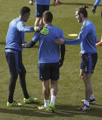 Fußball, Champions League, Real Madrid Training Real Madrid s Costa Rican goalkeeper Keylor Navas (L) and Welsh midfielder Gareth Bale (R) take part in a team s training session at Valdebebas complex, outside Madrid, Spain, 07 March 2016, on the eve of the Champions League round of 16 second leg match against AS Roma at Madrid s Santiago Bernabeu stadium. REAL MADRID TRAINING SESSION !ACHTUNG: NUR REDAKTIONELLE NUTZUNG!  20160307-635929517151863532