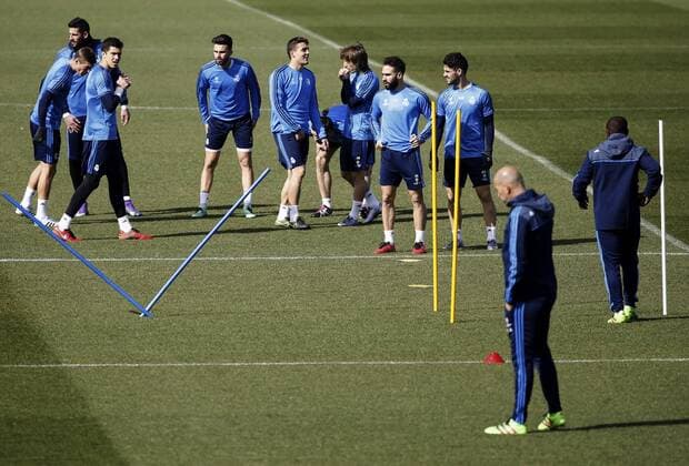 Bilder des Tages - Sport Fußball, Champions League, Real Madrid Training Real Madrid s French head coach Zinedine Zidane (2-L) leads a team s training session at Valdebebas complex, outside Madrid, Spain, 07 March 2016, on the eve of the Champions League round of 16 second leg match against AS Roma at Madrid s Santiago Bernabeu stadium. REAL MADRID TRAINING SESSION !ACHTUNG: NUR REDAKTIONELLE NUTZUNG!  20160307-635929519286879532