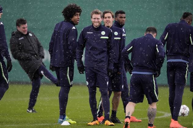Bilder des Tages - Sport Wolfsburg s Dante and Wolfsburg s Andre Schurrle pictured during a training of German first league soccer team VfL Wolfsburg, Monday 07 March 2016 in Wolfsburg, Germany. Wolfsburg is preparing for the return leg of the 1 8 finals of the UEFA Champions League competition against Belgian club KAA Gent Tomorrow. Wolfsburg won the first leg 2-3. YORICKxJANSENS  x04806652x