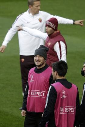 AS Roma s midfielder Francesco Totti (L) during the training of the team held at Santiago Bernabeu stadium in Madrid, Spain, 07 March 2016, on the eve of the Champions League round of 16 second leg match against Real Madrid. AS Roma s training !ACHTUNG: NUR REDAKTIONELLE NUTZUNG!  20160307-635929763347932468