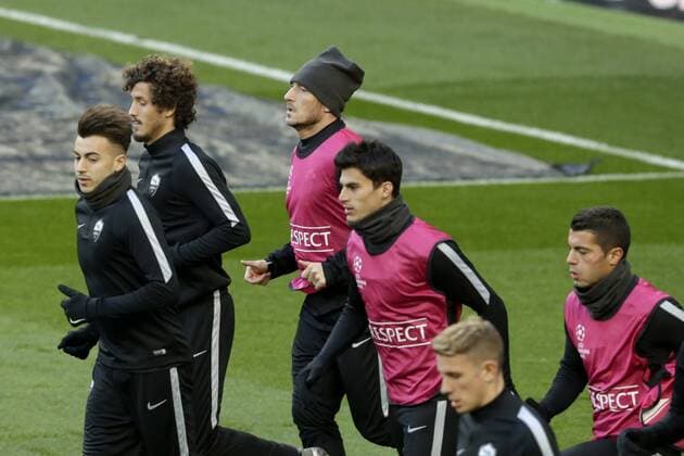AS Roma s striker Stephan El Shaarawy (L) and midfielder Francesco Totti (3L) during the training of the team held at Santiago Bernabeu stadium in Madrid, Spain, 07 March 2016, on the eve of the Champions League round of 16 second leg match against Real Madrid. AS Roma s training !ACHTUNG: NUR REDAKTIONELLE NUTZUNG!  20160307-635929764671592468
