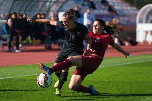 Annalie Longo (Neuseeland) gegen Monica Mendes (Portugal) Albufeira, Portugal, 07.03.2016 - Fussball, Frauenfussball, Algarve Cup 2016, Portugal - Neuseeland, Fussball, Frauenfussball, Algarve Cup 2016, Portugal - Neuseeland, xKLx