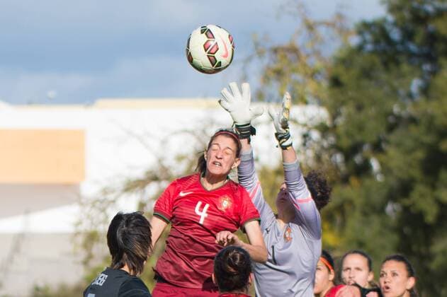 Parade von Neide Simoes (Torwart Portugal), Kopfball Silvia Rebelo (Portugal) Albufeira, Portugal, 07.03.2016 - Fussball, Frauenfussball, Algarve Cup 2016, Portugal - Neuseeland, Fussball, Frauenfussball, Algarve Cup 2016, Portugal - Neuseeland, xKLx