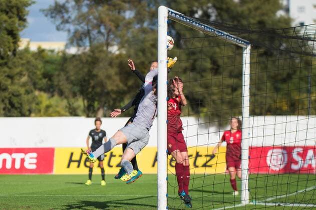 Tor von Amber Hearn (Neuseeland), Neide Simoes (Torwart Portugal) Albufeira, Portugal, 07.03.2016 - Fussball, Frauenfussball, Algarve Cup 2016, Portugal - Neuseeland, Fussball, Frauenfussball, Algarve Cup 2016, Portugal - Neuseeland, xKLx