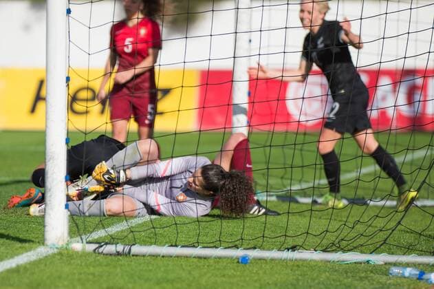 Tor von Amber Hearn (Neuseeland), Neide Simoes (Torwart Portugal) verletzt am Boden Albufeira, Portugal, 07.03.2016 - Fussball, Frauenfussball, Algarve Cup 2016, Portugal - Neuseeland, Fussball, Frauenfussball, Algarve Cup 2016, Portugal - Neuseeland, xKLx