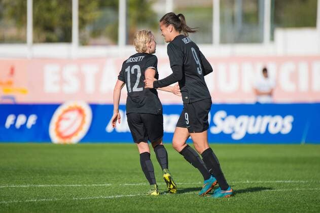 Betsy Hassett (Neuseeland) gratuliert Amber Hearn (Neuseeland) zum Tor Albufeira, Portugal, 07.03.2016 - Fussball, Frauenfussball, Algarve Cup 2016, Portugal - Neuseeland, Fussball, Frauenfussball, Algarve Cup 2016, Portugal - Neuseeland, xKLx