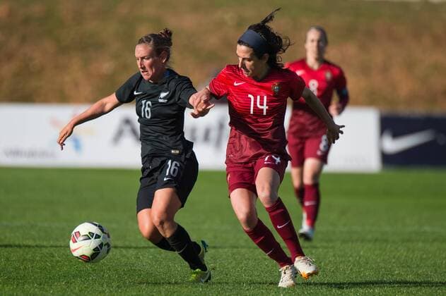 Annalie Longo (Neuseeland) gegen Dolores Silva (Portugal) Albufeira, Portugal, 07.03.2016 - Fussball, Frauenfussball, Algarve Cup 2016, Portugal - Neuseeland, Fussball, Frauenfussball, Algarve Cup 2016, Portugal - Neuseeland, xKLx