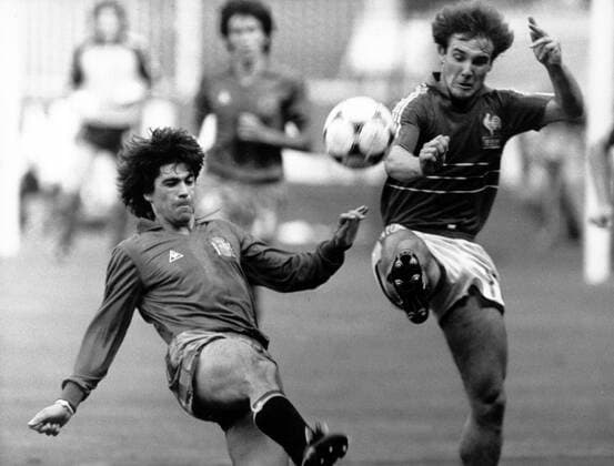 Fußball, EM Finale 1984 in Paris, Frankreich - Spanien Europameisterschaft Finale, Frankreich - Spanien in Paris: Santiago Urquiaga (li., Spanien) gegen Bruno Bellone (Frankreich)