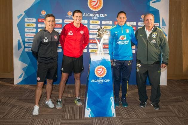 John Herdman (Trainer Kanada), Christine Sinclair (Kapitän Kanada), Fabiana da Silva Simoes (Brasilien), Vado (Trainer Brasilien) Albufeira, Portugal, 08.03.2016 - Fussball, Frauenfussball, Algarve Cup 2016, Abschlusspressekonferenz, Fussball, Frauenfussball, Algarve Cup 2016, Abschlusspressekonferenz, xKLx