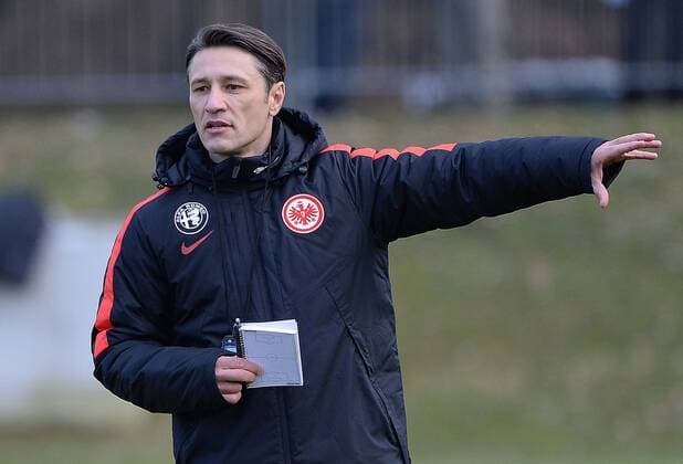Bilder des Tages - Sport 08.03.2016, xjhx, Fussball 1.Bundesliga, Eintracht Frankfurt Training, emspor, v.l. Trainer Niko Kovac (Eintracht Frankfurt) gibt Anweisungen, gestikuliert, mit den Armen gestikulieren gives instructions, gesticulate.
