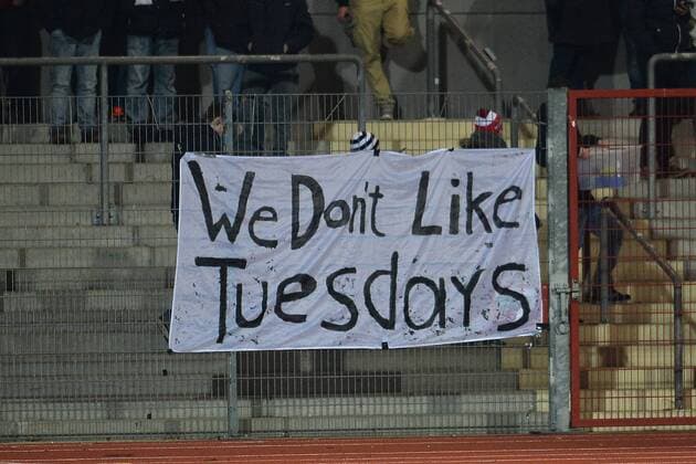 Fußball, Stadiongeschichte SG Wattenscheid 09 Fußball Regionalliga West 21. Spieltag SG Wattenscheid 09 - TuS Erndtebrück am 08.03.2016 im Lohrheidestadion in Bochum Banner der Wattenscheider Fans Foto: Osnapix TT