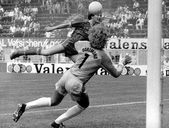 Borussia Dortmund - FC Liverpool: Ronnie Whelan (Liverpool) köpft auf das Tor von Eike Immel (BVB)