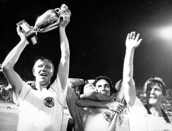 Deutschland ist Europameister, v.l.: Horst Hrubesch mit der Trophäe, Torwart Harald Toni Schumacher, Hansi Müller und Karlheinz Förster