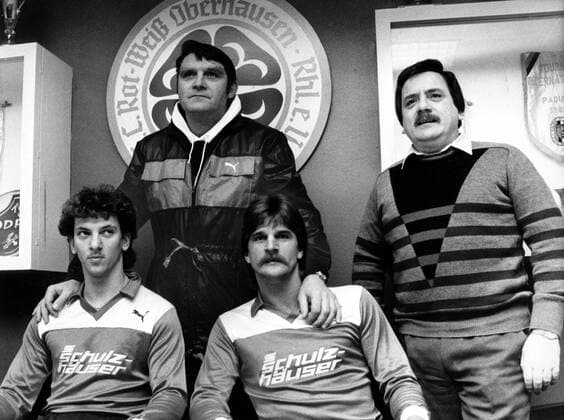 Fußball, Trainerhistorie, Rot-Weiß Oberhausen Trainer Friedel Elting mit den Neuzugängen Detlef Krella (li.) und Norbert Dörmann, re.: Spielerobmann Schulz (alle Rot-Weiß Oberhausen)