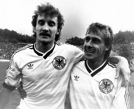 WM-Qualifikation, Portugal - BR Deutschland in Lissabon: Rudi Völler (li.) und Pierre Littbarski (beide BRD)