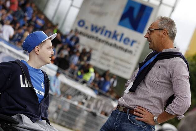 24.08.2014, xaex, Fussball 2.Bundesliga, SV Darmstadt 98 - VfR Aalen, Rüdiger Fritsch (r., Präsident SV Darmstadt 98) im Gespräch mit Jonathan (Johnny) Heimes (krebskranker Fan des SV Darmstadt 98),