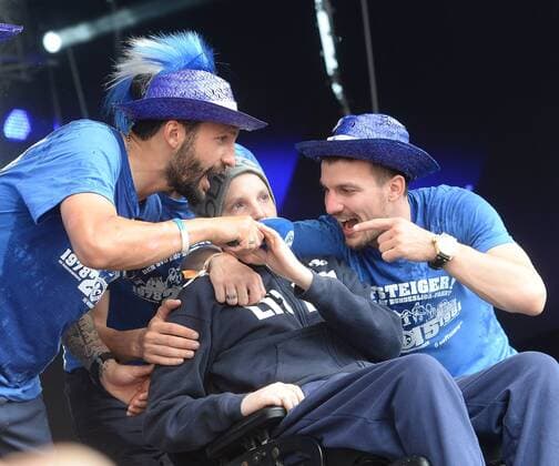 25.05.2015, xjhx, Fussball 2.Bundesliga, SV Darmstadt 98 Aufstiegsfeier, v.l. Aytac Sulu (SV Darmstadt 98), Benjamin Gorka (SV Darmstadt 98), Jerome Gondorf (SV Darmstadt 98), Die Mannschaft feiert und bedankt sich bei Jonathan (Johnny) Heimes