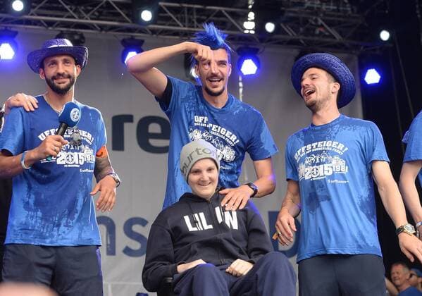 25.05.2015, xjhx, Fussball 2.Bundesliga, SV Darmstadt 98 Aufstiegsfeier, v.l. Aytac Sulu (SV Darmstadt 98), Benjamin Gorka (SV Darmstadt 98), Jerome Gondorf (SV Darmstadt 98), Die Mannschaft feiert und bedankt sich bei Jonathan (Johnny) Heimes