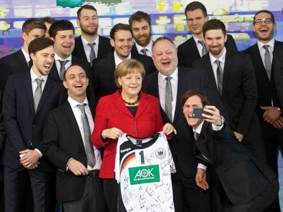 Themen der Woche - Sport Bilder des Tages - SPORT Handball Berlin 09.03.2016 Die Deutsche Handball Nationalmannschaft der Herren Männer DHB Europameister 2016 werden durch Bundeskanzlerin Angela Merkel im Kanzleramt empfangen Merkel erhält ein Trikot der Nationalmannschft mit allen Unterschriften und dem Schriftzug Merkel auf der Rückseite Kapitän Uwe Gensheimer (Deutschland, No.03) macht ein Selfie zusammen mit Angela Merkel und dem team vordere reihe vlnr.: Peter Gräschus (Physiotherapeut) Patrick Groetzki (Deutschland, No.14) Bob Hanning (Deutschland, DHB Vizepräsident) Bundeskanzlerin Angela Merkel DHB Präsident Andreas Michelmann Uwe Gensheimer (Deutschland, No.03) hintere reihe vlnr.: Rune Dahmke (Deutschland, No.34) verdeckt Paul Drux verdeckt Alexander Haase (Deutschland, Co-Trainer, Assistenztrainer) Steffen Fäth (Deutschland, No.23) Kai Häfner (Deutschland, No.25) Andreas Wolff (Deutschland, TW, No.33) Erik Schmidt (Deutschland, No.21) Fabian Wiede (Deutschland, No.10) Jevgeni Pevnov