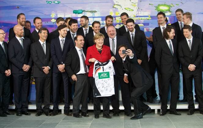 Handball Berlin 09.03.2016 Die Deutsche Handball Nationalmannschaft der Herren Männer DHB Europameister 2016 werden durch Bundeskanzlerin Angela Merkel im Kanzleramt empfangen Merkel erhält ein Trikot der Nationalmannschft mit allen Unterschriften und dem Schriftzug Merkel auf der Rückseite Kapitän Uwe Gensheimer (Deutschland, No.03) macht ein Selfie zusammen mit Angela Merkel und dem team vordere reihe vlnr.: Marc Schober (DHB Generalsekretär) Axel Kromer (Deutschland, Assistenztrainer Co-Trainer) Peter Gräschus (Physiotherapeut) Patrick Groetzki (Deutschland, No.14) Bob Hanning (Deutschland, DHB Vizepräsident) Bundeskanzlerin Angela Merkel DHB Präsident Andreas Michelmann Uwe Gensheimer (Deutschland, No.03) Johannes Sellin (Deutschland, No.05) Martin Strobel (Deutschland, No.19) hintere reihe vlnr.: Oliver Roggisch Thomas Otto Dagur Sigurdsson (Deutschland, Trainer) Rune Dahmke (Deutschland, No.34) verdeckt Paul Drux verdeckt Alexander Haase (Deutschland, Co-Trainer, Assistenztrainer) Steffen Fäth (Deutschland, No.23) Kai Häfner (Deutschland, No.25) Andreas Wolff (Deutschland, TW, No.33) Erik Schmidt (Deutschland, No.21) verdeckt Fabian Wiede (Deutschland, No.10) Jevgeni Pevnov verdeckt Carsten Lichtlein (Deutschland, TW, No.16) Finn Lemke (Deutschland, No.06) Julius Kühn (Deutschland, No.35)