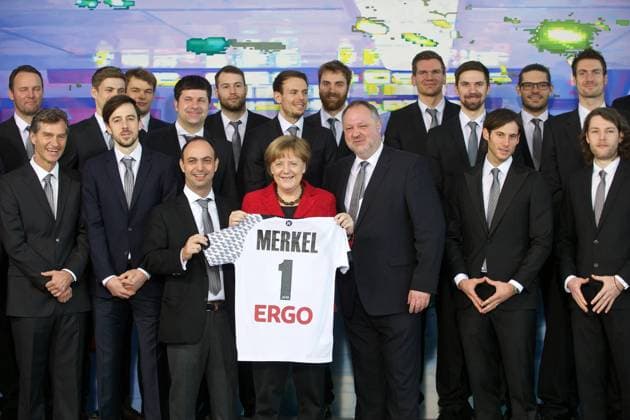 Handball Berlin 09.03.2016 Die Deutsche Handball Nationalmannschaft der Herren Männer DHB Europameister 2016 werden durch Bundeskanzlerin Angela Merkel im Kanzleramt empfangen Merkel erhält ein Trikot der Nationalmannschft mit allen Unterschriften und dem Schriftzug Merkel auf der Rückseite vordere reihe vlnr.: Peter Gräschus (Physiotherapeut) Patrick Groetzki (Deutschland, No.14) Bob Hanning (Deutschland, DHB Vizepräsident) Bundeskanzlerin Angela Merkel DHB Präsident Andreas Michelmann Uwe Gensheimer (Deutschland, No.03) Johannes Sellin (Deutschland, No.05) hintere reihe vlnr.: Dagur Sigurdsson (Deutschland, Trainer) Rune Dahmke (Deutschland, No.34) verdeckt Paul Drux Alexander Haase (Deutschland, Co-Trainer, Assistenztrainer) Steffen Fäth (Deutschland, No.23) Kai Häfner (Deutschland, No.25) Andreas Wolff (Deutschland, TW, No.33) Erik Schmidt (Deutschland, No.21) verdeckt Fabian Wiede (Deutschland, No.10) Jevgeni Pevnov verdeckt Carsten Lichtlein (Deutschland, TW, No.16)