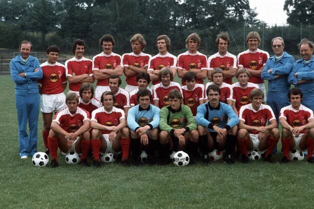 Kader Fortuna Düsseldorf 1976 1977, hi.v.li.: Trainer Dietrich Weise, Josef Weikl, Hubert Wißdorf, Gerd Zimmermann, Reiner Geye, Fred Hesse, Rudi Bommer, Jan Mattsson, Gerd Busch, Masseur Claus Henselmann, Betreuer Karl Heidelberger, Mitte: Eckhardt Fischer, Josef Hickersberger, Hubert Schmitz, Werner Kriegler, Klaus Allofs, Horst Degen, Gerd Zewe, vorn: Heiner Baltes, Egon Köhnen, Torhüter Wilfried Woyke, Kurt Büns und Jörg Daniel, Dieter Brei, Wolfgang Seel