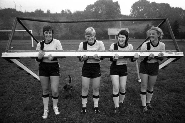 Rennrodlerin Christa Schmuck (BR Deutschland, li.) spielt beim ESV Traunstein Fußball