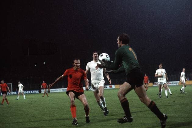 Torwart Ivo Viktor (CSSR) vor Willy van de Kerkhof (Niederlande)