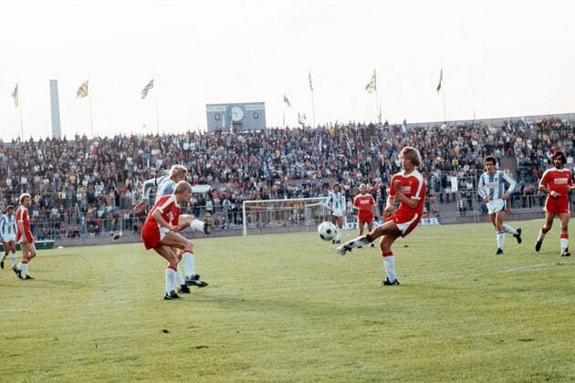 Alfred Kohlhäufl (TSV 1860 München zieht ab, vorn re. Günter Dämpfling (SSV Jahn Regensburg)