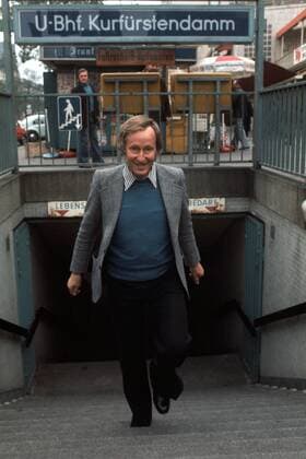 Trainer Rudi Gutendorf (Tennis Borussia Berlin) am U Bahnhof Kurfürstendamm