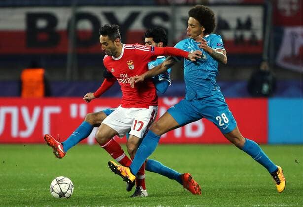 FuÃŸball, Champions League, Zenit St. Petersburg - Benfica Lissabon ST. PETERSBURG, RUSSIA. MARCH 9, 2016. Benfica s Jonas (L) and Zenit s Axel Witsel fight for the ball in the second leg of their 2015-16 UEFA Champions League Last 16 football match at Petrovsky Stadium. Alexander Demianchuk TASS  TS018E18