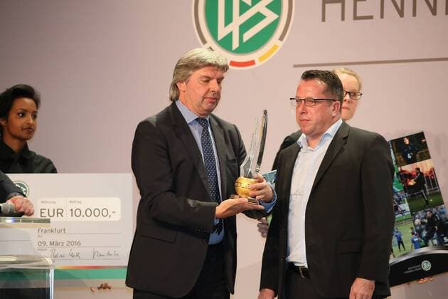 DFB-Vizepräsident Ronny Zimmermann mit DFB Trainer des Jahres Markus Kauczinski - DFB Trainergala 2016, Palais Frankfurt