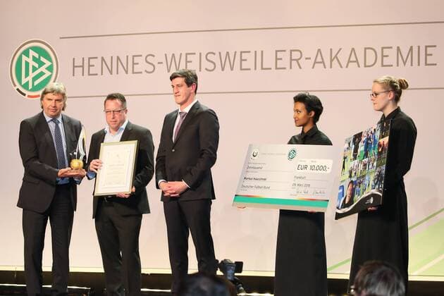 DFB-Vizepräsident Ronny Zimmermann mit DFB Trainer des Jahres Markus Kauczinski und Sportdirektor Jens Todt (KSC)- DFB Trainergala 2016, Palais Frankfurt