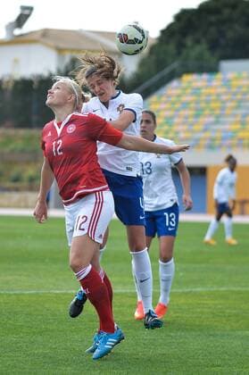 Lise Mund (Dänemark) gegen Silvia Rebelo (Portugal), Kopfballduell Parchal, Portugal, 09.03.2016 - Fussball, Frauenfussball, Algarve Cup 2016, Dänemark - Portugal, Fussball, Frauenfussball, Algarve Cup 2016, Dänemark - Portugal, xKLx