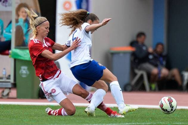 Line Roddik Hansen (Dänemark) gegen Matilde Fidalgo (Portugal) Parchal, Portugal, 09.03.2016 - Fussball, Frauenfussball, Algarve Cup 2016, Dänemark - Portugal, Fussball, Frauenfussball, Algarve Cup 2016, Dänemark - Portugal, xKLx