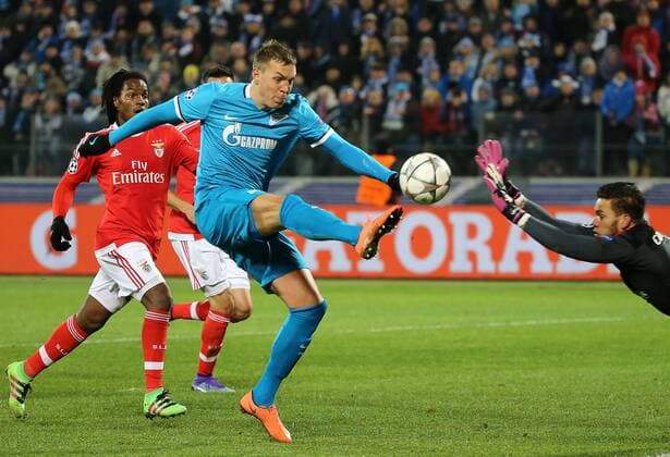 FuÃŸball, Champions League, Zenit St. Petersburg - Benfica Lissabon ST. PETERSBURG, RUSSIA. MARCH 9, 2016. Benfica s Renato Sanches, Zenit s Artyom Dzyuba and Benfica s goalkeeper Ederson Moraes (L-R) in action in the second leg of their 2015-16 UEFA Champions League Last 16 football match at Petrovsky Stadium. Alexander Demianchuk TASS  TS018E19