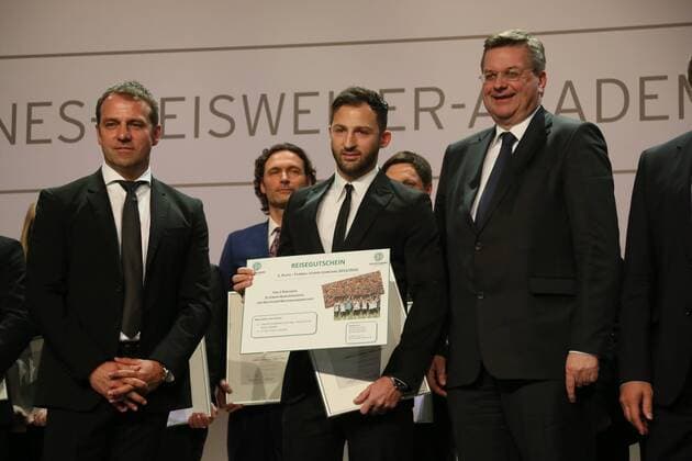 DFB-Chefausbilder Frank Wormuth, DFB Sportdirektor Hansi Flick, Absolvent Domenico Tedesco (Jahrgangsbester), DFB-Schatzmeister Reinhard Grindel, DFB-Vizepräsident Ronny Zimmermann - DFB Trainergala 2016, Palais Frankfurt