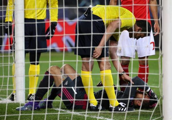 FuÃŸball, Champions League, Zenit St. Petersburg - Benfica Lissabon ST. PETERSBURG, RUSSIA. MARCH 9, 2016. Benfica s goalkeeper Ederson Moraes (bottom) injured in the second leg of the 2015-16 UEFA Champions League Last 16 football match against FC Zenit St. Petersburg at Petrovsky Stadium. Alexander Demianchuk TASS  TS018E1E