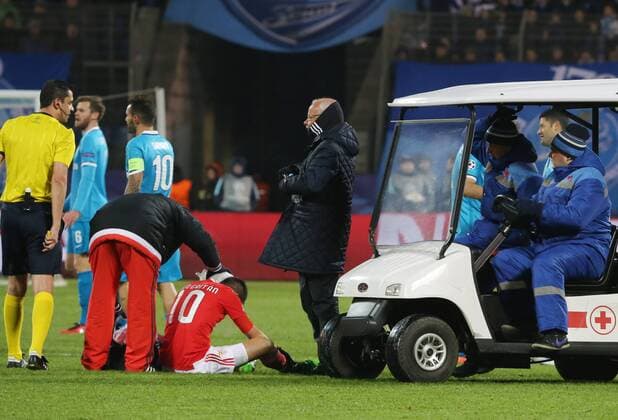 FuÃŸball, Champions League, Zenit St. Petersburg - Benfica Lissabon ST. PETERSBURG, RUSSIA. MARCH 9, 2016. Benfica s Nicolas Gaitan (3rd L), injured in the second leg of the 2015-16 UEFA Champions League Last 16 football match against FC Zenit St. Petersburg at Petrovsky Stadium. Alexander Demianchuk TASS  TS018E1F